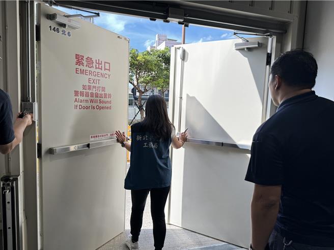新北市工务局日前完成暑期大型卖场稽查，其中有1处因防火门无法闭合的公安缺失，遭到裁罚6万元。（新北市工务局提供）