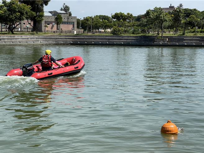 金门县消防局第一大队办理水域救援组合演练，模拟岸际快速救援及水下潜水搜索作业。（图／金门县消防局）
