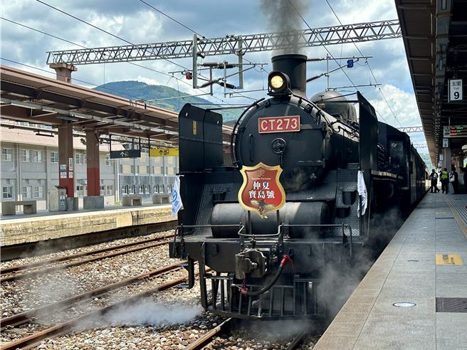 国宝「蒸机女王」CT273蒸汽机车驶入玉里站。（王志伟摄）