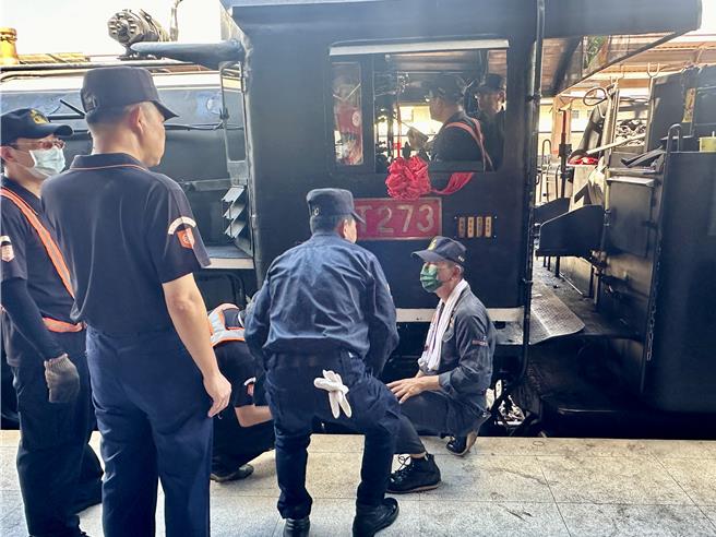 为确保老火车头性能机械安全，台铁随车人员到每一站都检修车辆安全。（王志伟摄）