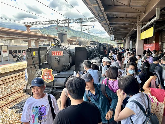 地震后，花莲观光亟待復甦，老蒸气火车头驶入玉里站，涌入大批人潮。（王志伟摄）