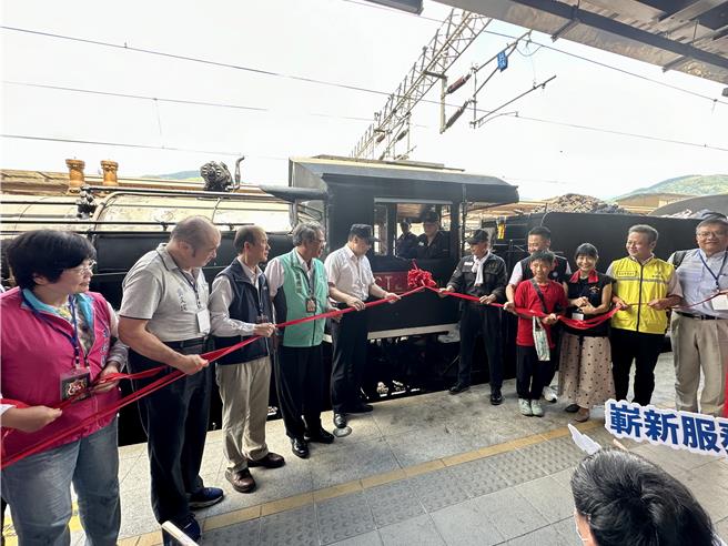 台铁董事长杜微、玉里镇长龚文俊、东办副执行长郭应义等人欢送蒸汽火车头启航。（王志伟摄）