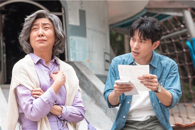 杨丽音（左）和姚淳耀戏里有不少有逗趣互动。（公视台语台、华视提供）