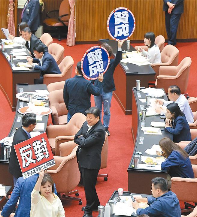 《公職人員選舉罷免法》連署加嚴修法逕付二讀。（資料照）