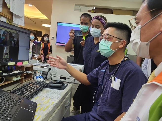 健保署長石崇良（右）視察花東地區遠距醫療實施情形。（林周義攝）