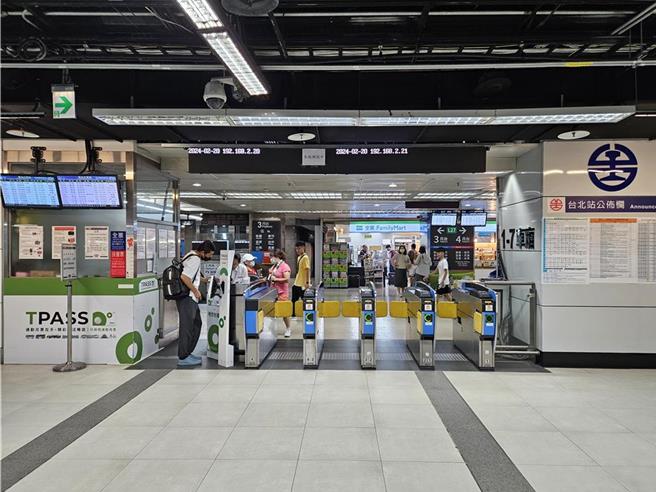 为鼓励老人多出门活动，台北市社会局宣布15日起持台北市敬老悠游卡、爱心悠游卡搭乘台铁的车资补助放宽，从原本的北市4站，扩大到北北基桃宜辖内64站，且每趟补助额度再加码，从每趟最高扣30点扩大150点，相当于150元。（本报资料照片）