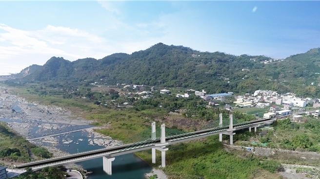 东势区埤丰桥将于明年完工，观景区可饱览远处山峦及大甲溪白天之美，图为模拟照片。（台中市建设局提供／陈淑娥台中传真）