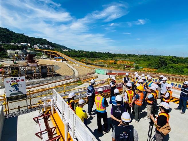 建设局长陈大田视察东势区埤丰桥新建工程。（台中市建设局提供／陈淑娥台中传真）