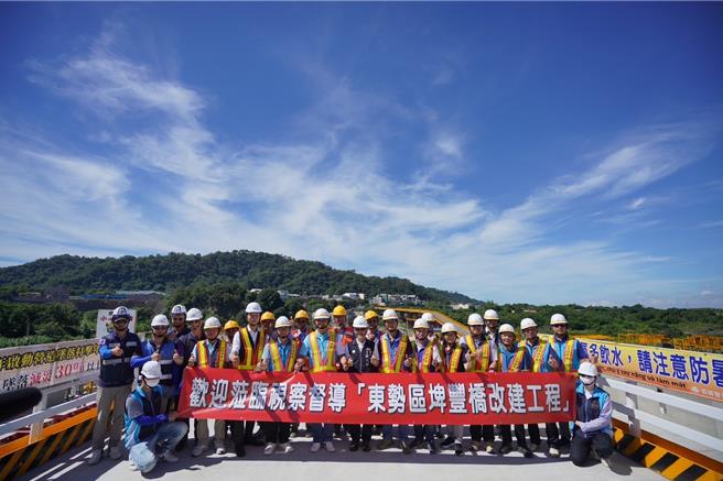 建设局长陈大田视察东势区埤丰桥新建工程。（台中市建设局提供／陈淑娥台中传真）