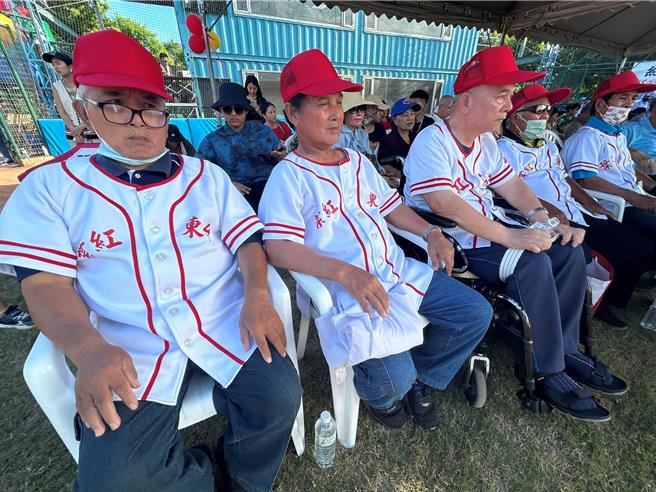红叶少棒队初代球员出席2024红叶杯棒球菁英赛开幕式，左起依序为胡仙洲、江红辉、江元兴、邱春光、胡明澄。（萧嘉蕙摄）