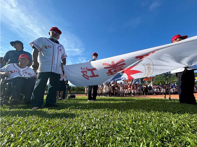 5名红叶少棒队初代球员担任2024红叶杯菁英赛旗手，共同举旗进场。（萧嘉蕙摄）