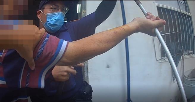 大雅警方指出，该名男子当下疑似情绪暴走，手持约2公尺长铁棒在工厂外挥舞，员警合力化解并将该男子强制送医。（大雅警分局提供／张妍溱台中传真）