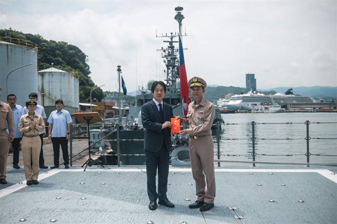 赖总统颁发加菜金予海军131舰队。（记者陈彦陵摄）