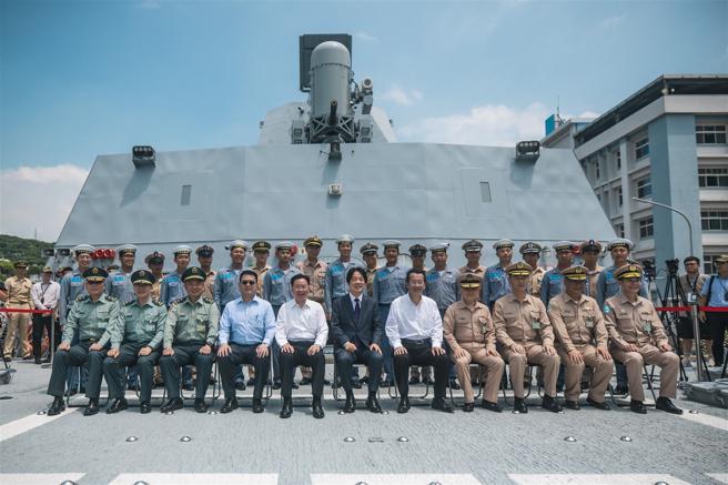 赖总统与官兵代表合影。（记者陈彦陵摄）