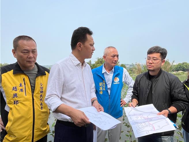 苗栗縣山線立委邱鎮軍就任後多次赴公館鄉等鄉鎮會勘自來水未接管區域。（邱鎮軍辦公室提供／謝明俊苗栗傳真）