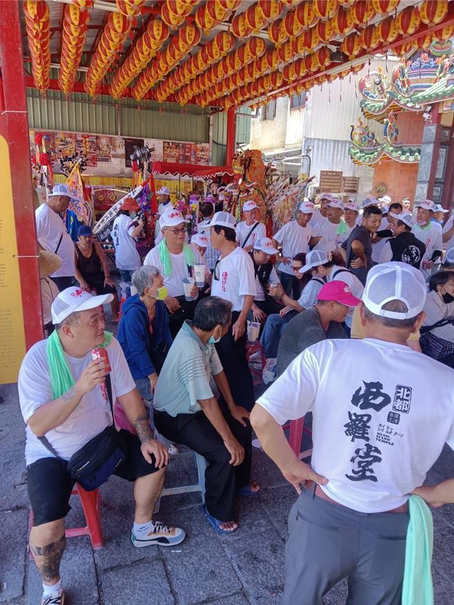 台南市中西区西罗殿近日迈入鬼月前的进香旺季，每天回庙祭拜的信徒大增，13日共有13团近千人潮进庙祭拜。（读者提供／程炳璋台南传真）