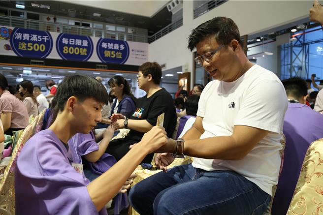 嘉義市今13日舉辦成年禮，「始加禮」安排青年向家長奉茶、擦護手霜，有感恩父母孝順之意。（嘉義市政府提供／呂妍庭嘉義傳真）