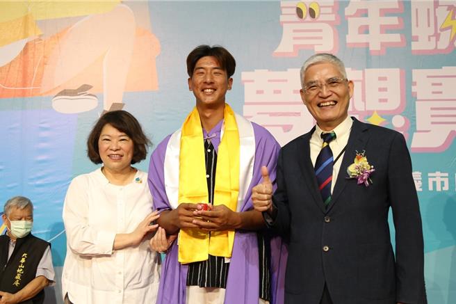 日前在第3輪第1順位獲富邦悍將點名的南華大學投手陳鐿中，也參與了成年禮儀式。（嘉義市政府提供／呂妍庭嘉義傳真）