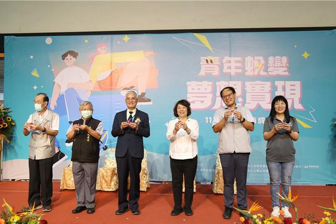 在各界祝福下，116位青年完成成年禮儀式。（嘉義市政府提供／呂妍庭嘉義傳真）