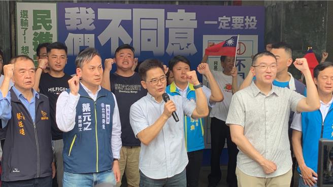 國民黨發起反罷免基隆市長謝國樑（前排右二）行動，於基隆市黨部舉行「反惡罷、挺善樑」看板揭幕。國民黨秘書長黃健庭（前排右三）及立委葉元之（前排左二）、立委林沛祥（二排右一）及藍營議員到齊挺謝。（徐佑昇攝）