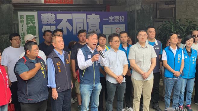 國民黨發起反罷免基隆市長謝國樑（前排右三）行動，於基隆市黨部舉行「反惡罷、挺善樑」看板揭幕。國民黨秘書長黃健庭（前排右四）及立委葉元之（前排左四）、立委林沛祥（二排右二）及藍營議員到齊挺謝。（徐佑昇攝）