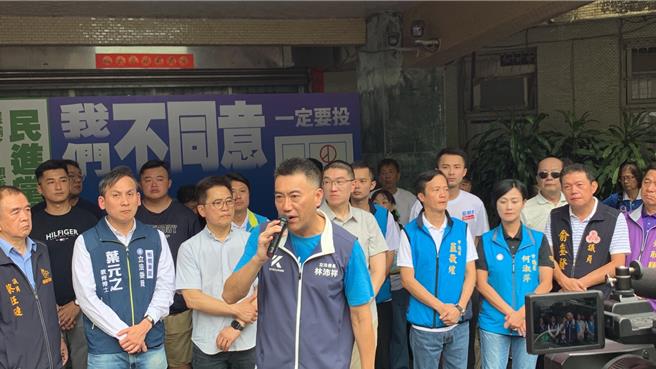 國民黨發起反罷免基隆市長謝國樑行動，於基隆市黨部舉行「反惡罷、挺善樑」看板揭幕。國民黨秘書長黃健庭（二排左三）及立委葉元之（二排左二）、立委林沛祥（中）及藍營議員到齊挺謝。（徐佑昇攝）