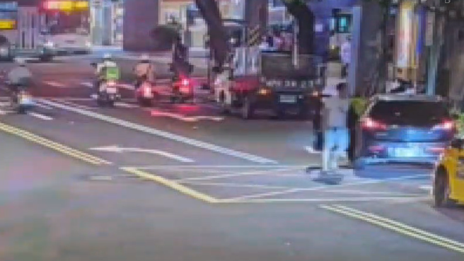 誤會遭外籍乘客訕笑，莽男持刀攔小黃嗆聲。(林郁平翻攝)