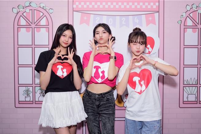 采婕（左起）、袁子筑、Emma開心參加寵物展公益活動。（流浪動物之家基金會提供）