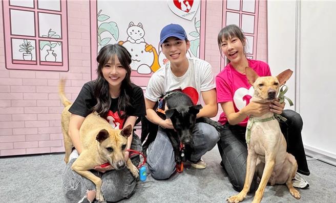 蔡衣宸（左起）、王品澔、艾庭呼籲大家認養毛小孩。（流浪動物之家基金會提供）
