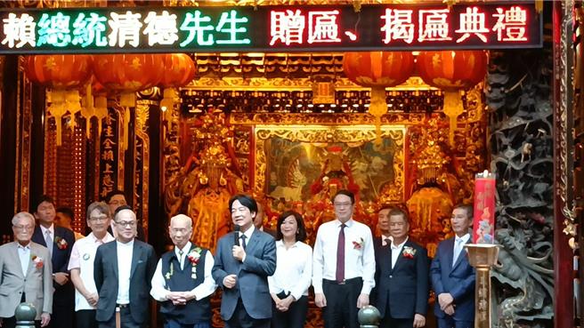 總統賴清德（中）今日上午至基隆港西岸威海營區131艦隊視察，中午再前往慶安宮揭匾，強調拚經濟、打擊詐騙及「黑金槍毒」會持續堅持，讓人民安心。（徐佑昇攝）