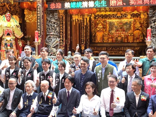 總統賴清德（前排左四）今日上午至基隆港西岸威海營區131艦隊視察，中午再前往慶安宮揭匾，強調拚經濟、打擊詐騙及「黑金槍毒」會持續堅持，讓人民安心。（徐佑昇攝）