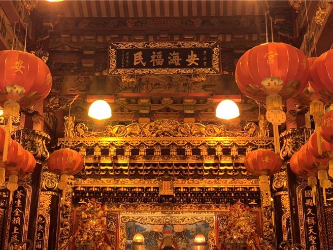 總統賴清德今日上午至基隆港西岸威海營區131艦隊視察，中午再前往慶安宮揭匾，強調拚經濟、打擊詐騙及「黑金槍毒」會持續堅持，讓人民安心。（徐佑昇攝）