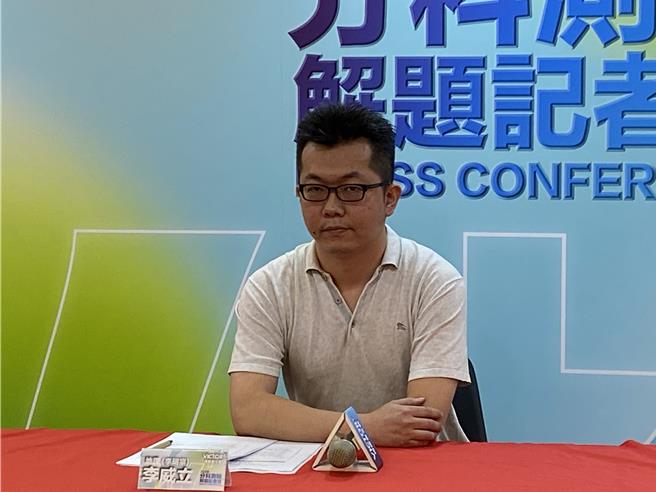 补教老师李威立解析今年学测地理科题目。（林志成摄）