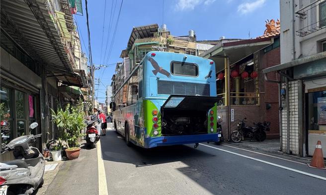 基隆市公车老旧，近期更发生多起公车抛锚事故。图为日前于基隆市和平岛附近抛锚公车。（市议员许睿慈提供／徐佑升基隆传真）