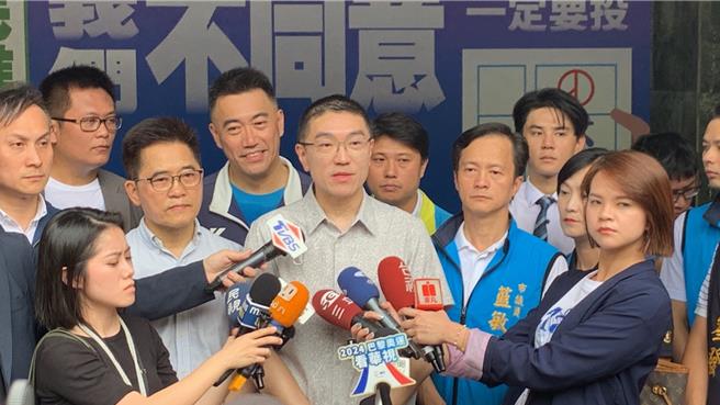 基隆市公车老旧，近期更发生多起公车抛锚事故。基隆市长谢国梁今日出席活动表示，市府预计编列预算，2年内购置123辆全新电动低底盘大型公车。（徐佑升摄）