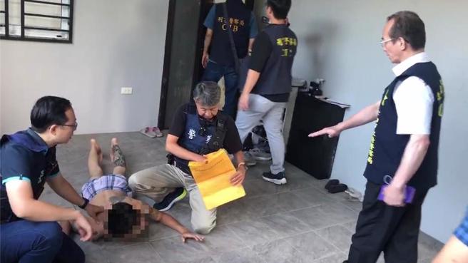图为27岁张姓「口罩男」逮捕画面。（翻摄画面）