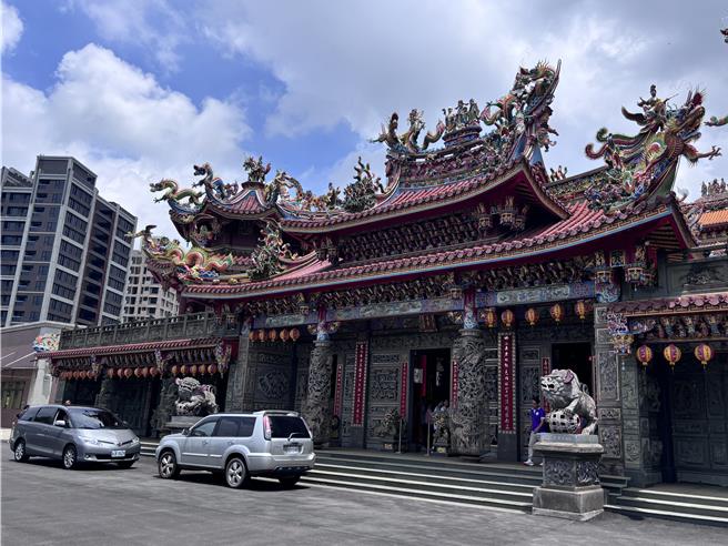 大地主樂善寺擁40公頃的地上墓，但墓主協調未果導致工五工業區擴大案遲遲卡關。（姜霏攝）