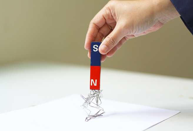 男子想学《钢铁人》用磁铁吸出刺入大腿的铁屑，不料伤势却变得更严重。(图:shutterstock/达志)