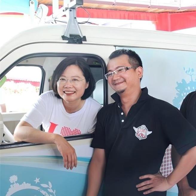 胖卡达人今公祭 蔡英文出席跟偶像道别。（截自蔡英文脸书）