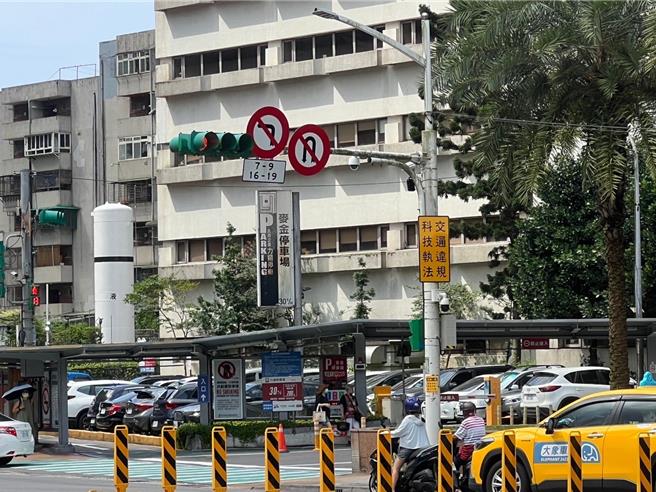 位於基隆市麥金路的長庚醫院及果菜市場路口，自7月1日起設置科技執法取締違規迴轉車，光10天就開出600多張爭議罰單。經協調後，交通隊同意撤銷爭議罰單。（市議員鄭文婷提供／徐佑昇基隆傳真）
