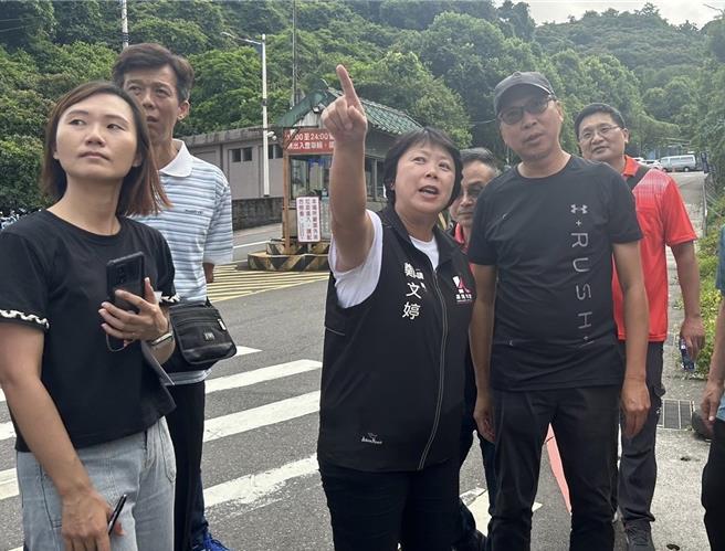 位於基隆市麥金路的長庚醫院及果菜市場路口，自7月1日起設置科技執法取締違規迴轉車，光10天就開出600多張爭議罰單。經議員鄭文婷（右二）協調後，交通隊同意撤銷爭議罰單。（市議員鄭文婷提供／徐佑昇基隆傳真）