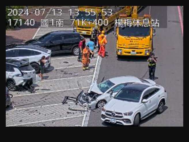今13日下午13時許，國一南下71.4K楊梅休息站發生重大事故。（翻攝畫面）