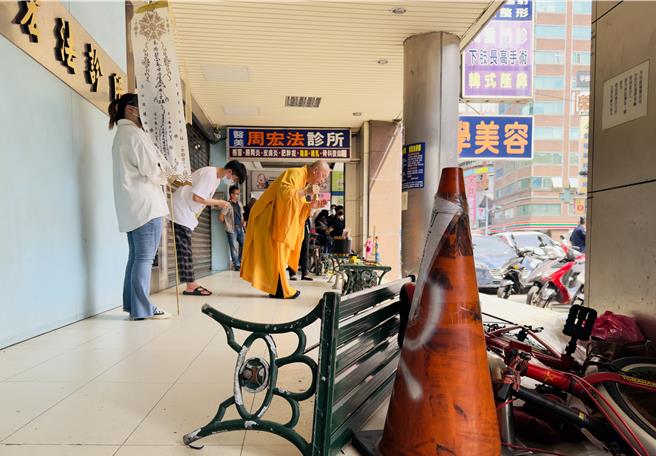 殉職警員黃瑋震家屬下午前往案發現場招魂。（呂健豪攝）