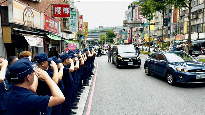 黃瑋震同事在派出所前列隊致意，並高喊「任務結束，瑋震一路好走！」（呂健豪攝）