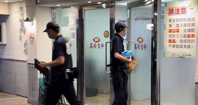 檢警下午到馬偕醫院相驗，家屬哀痛欲絕令人不忍。（林郁平攝）