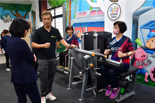 设置在瑞穗乡农会的银髮族健身场地揭牌启用，现场有运动指导员协助指导。（花莲县卫生局提供／王志伟花莲传真）