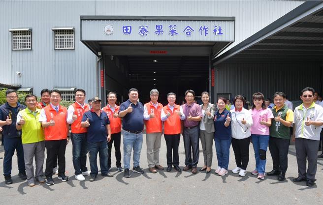 行政院長卓榮泰13日南投集集鎮田寮里果菜運銷合作社視察紅龍果外銷果園。（行政院提供／馮惠宜南投傳真
