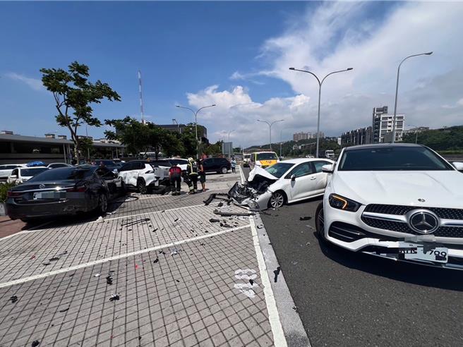 桃園市國道1號楊梅休息站今天下午25歲林姓男子駕駛租賃車，不慎擦撞休息站護欄後，再失控擦撞休息站內停車格5輛車而肇事，林男及26歲羅姓女乘客2人受傷送醫，駕駛並未酒駕。警方呼籲，勿疲勞駕駛，詳細肇事原因仍需警方釐清。（翻攝照片）