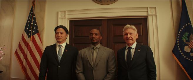 哈里逊福特（右一）在《美国队长：无畏新世界》中接棒演出总统罗斯。（迪士尼提供）