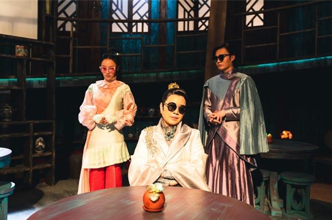 唐美云（中）制作主演的电视剧《孟婆客栈》即将推出剧场版。（唐美云歌仔戏团提供）